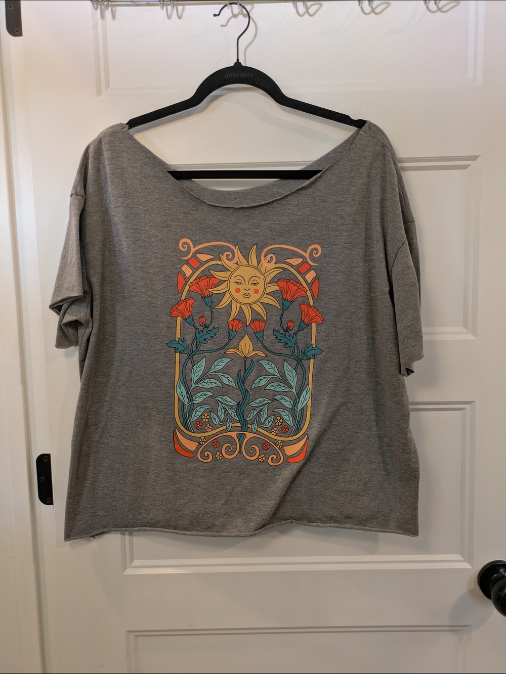 🔴 3/$15  Sun Motif Gray Women’s crop top